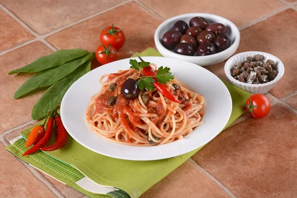 Спагетти-алла-Путтанеска — стоковое фото