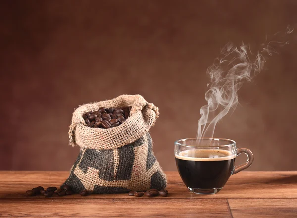 Café quente em copo de vidro — Fotografia de Stock