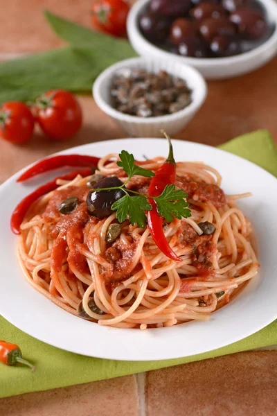 Spaghetti alla puttanesca — Stock Photo, Image