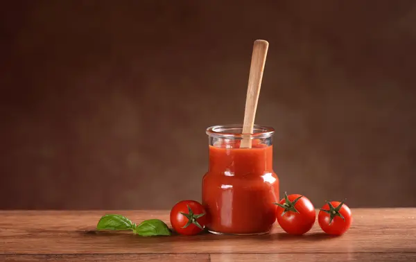Molho de tomate com legumes ao redor — Fotografia de Stock
