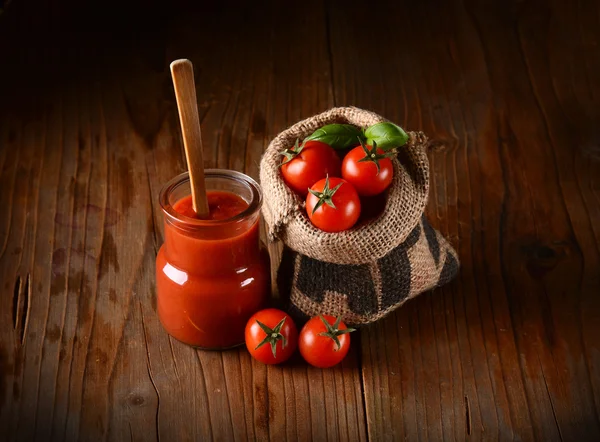 Salsa de tomate con verduras alrededor — Foto de Stock