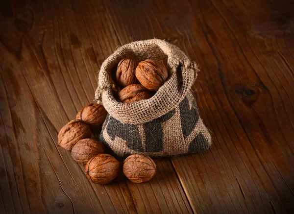 Biologische walnoten op de houten tafel — Stockfoto