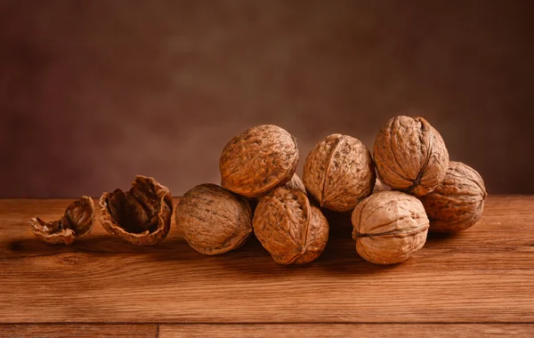Biologische walnoten op de houten tafel — Stockfoto