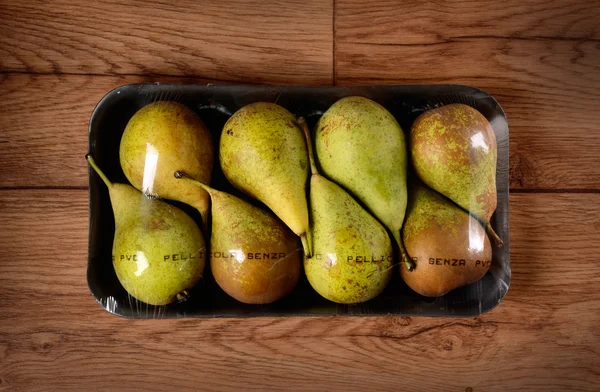 Päron förpackade på bordet — Stockfoto
