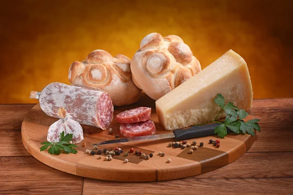 Brood, kaas en salami — Stockfoto