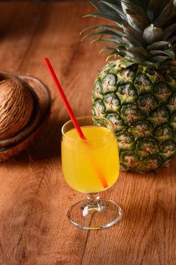 bardakta ananas suyu