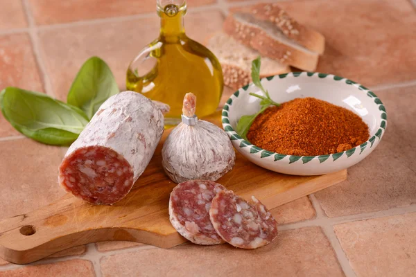 Salami met Spaanse peper — Stockfoto