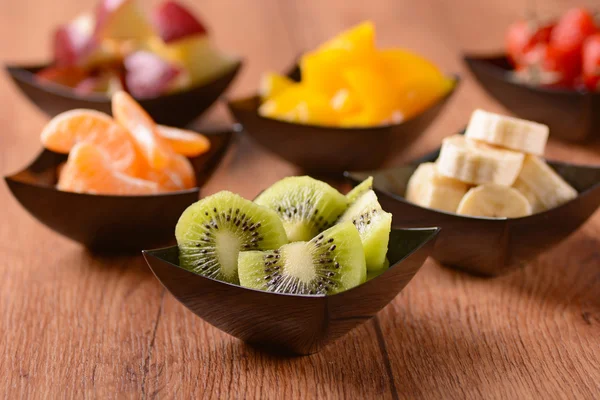 Míchané ovoce v miskách — Stock fotografie
