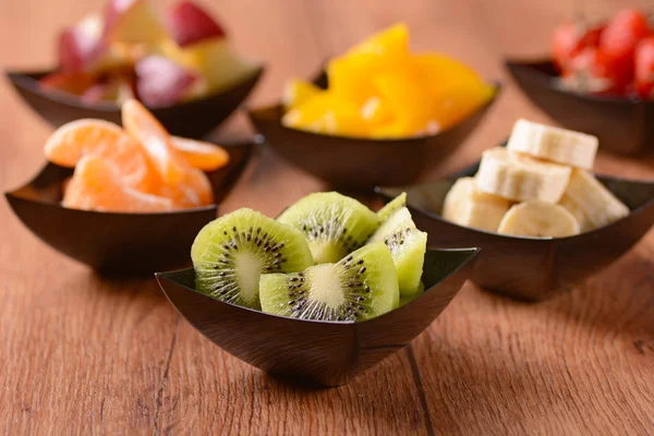 Fruits assortis dans des bols — Photo