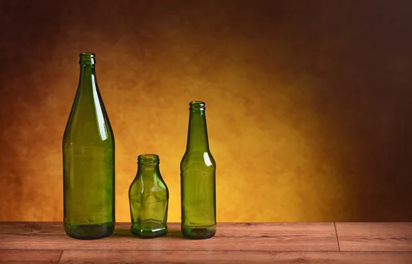 Botellas de vidrio sobre la mesa — Foto de Stock