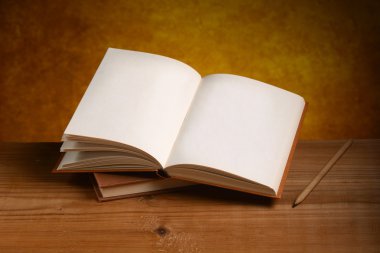 Kitaplar ahşap masada.