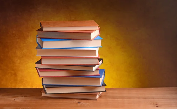 Libros sobre la mesa de madera — Foto de Stock