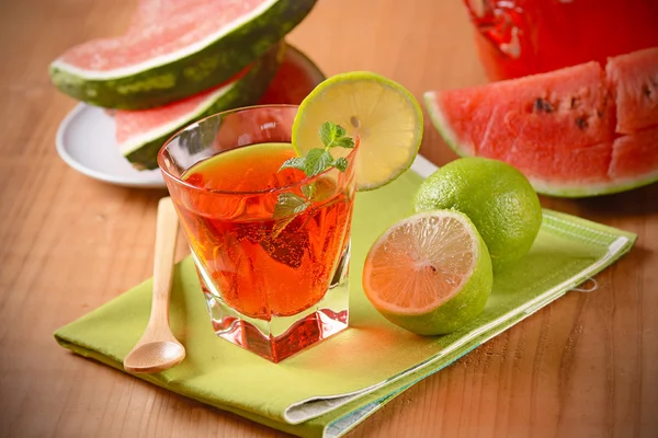 Cocktail avec pastèque et citron — Photo