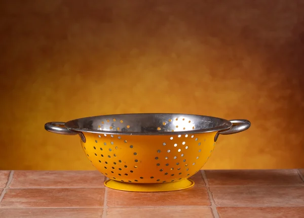 Colanders sobre a mesa — Fotografia de Stock