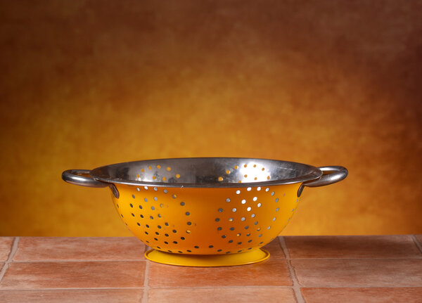 Дуршлаги на столе