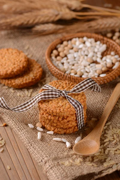 Biscoitos em cereais e arroz — Fotografia de Stock