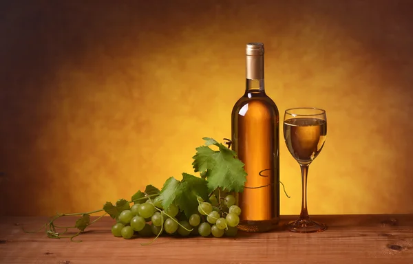 Κρασί και συνοδευτικοί τσαμπί σταφύλι — Φωτογραφία Αρχείου