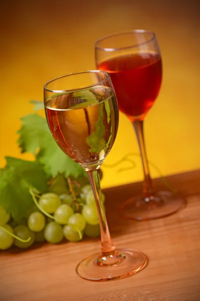 Wine with bunch of grapes — Stock Photo, Image
