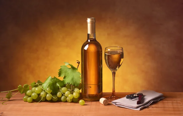 Wine with bunch of grapes — Stock Photo, Image