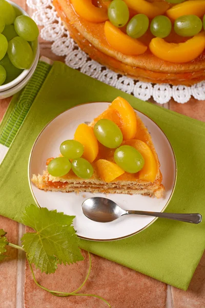 Pastel de frutas en la mesa — Foto de Stock