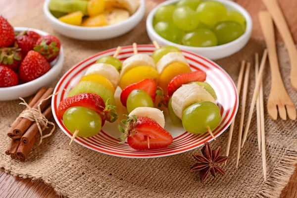 Assorted fruit skewers — Stock Photo, Image