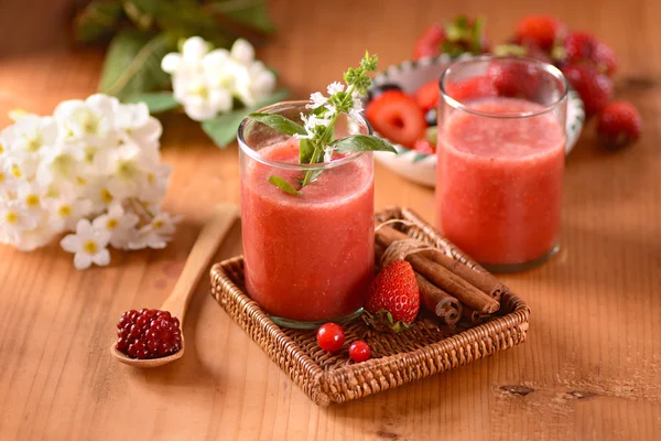 Fruit smoothie with strawberries and berries — Stock Photo, Image