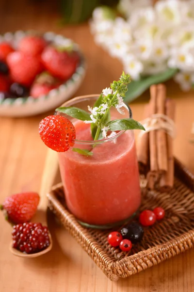 Фруктовый коктейль с клубникой и ягодами — стоковое фото