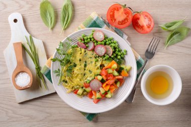 yumurtalı omlet ve sebze garnitür