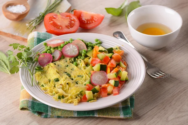Ägg omelett och vegetabiliska garnera — Stockfoto