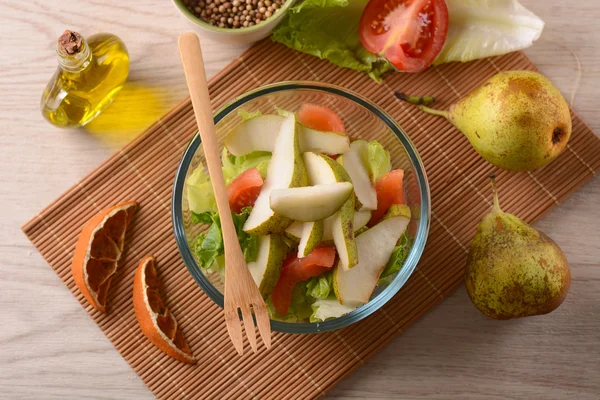 Salada de legumes na tigela — Fotografia de Stock