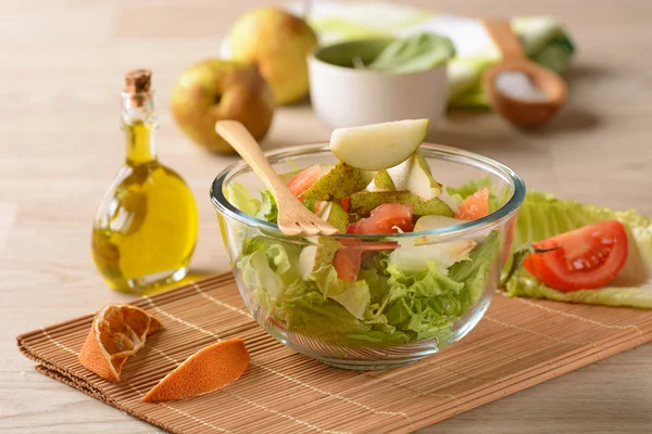 Salada de legumes na tigela — Fotografia de Stock