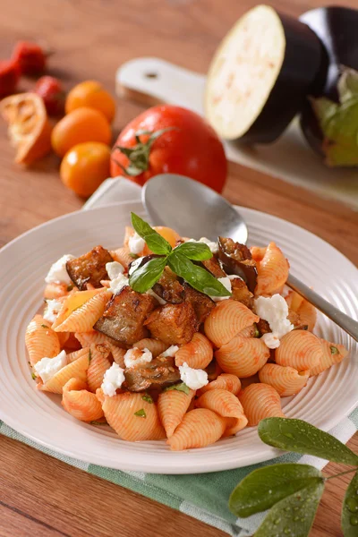 Těstoviny alla norma - tradiční italský recept — Stock fotografie