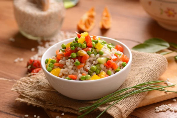 Kroupovým salátem a Míchaná zelenina — Stock fotografie