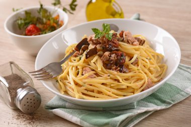 Ton balığı, patlıcan ve Kapari spagetti