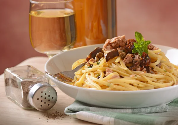Spaghetti con tonno, melanzane e capperi — Foto Stock