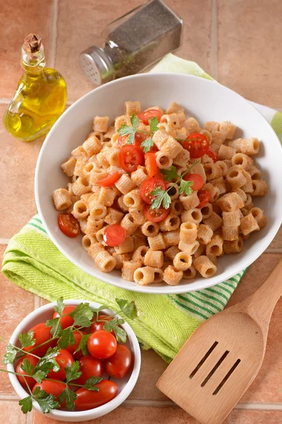 Pasta and tomato pieces — Stock Photo, Image