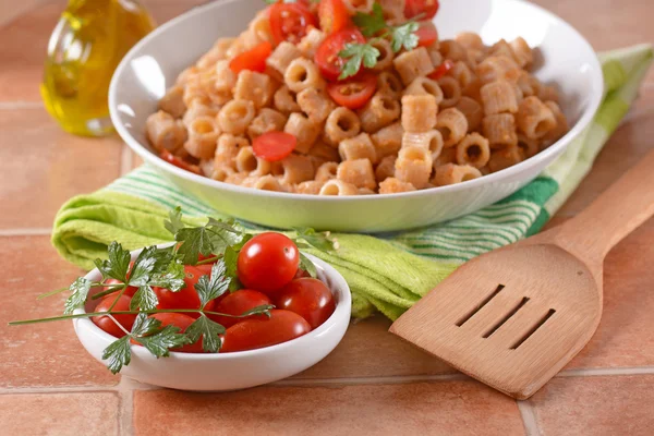 Pedaços de massa e tomate — Fotografia de Stock