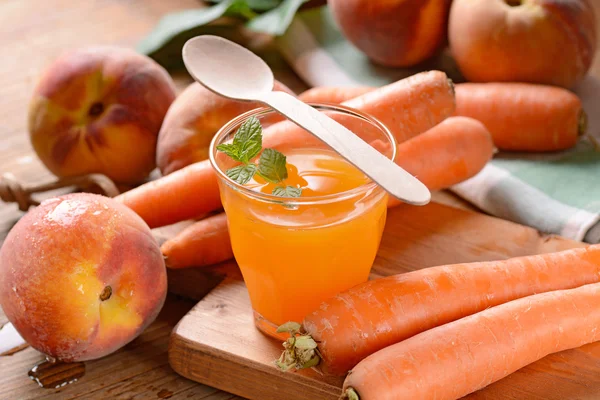 Ovocný džus ve sklenici — Stock fotografie