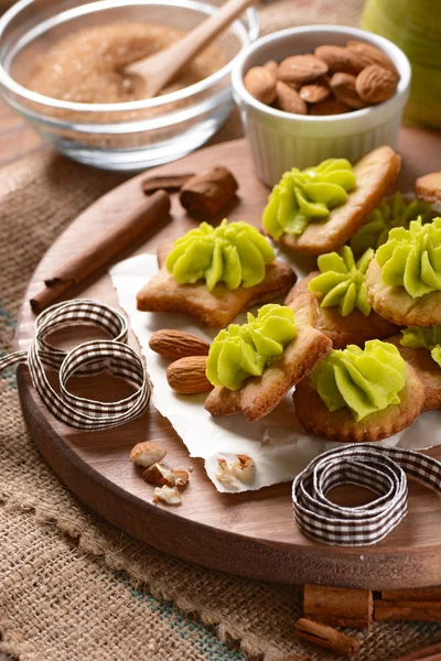 Soubory cookie se mandle a pistácie krém — Stock fotografie