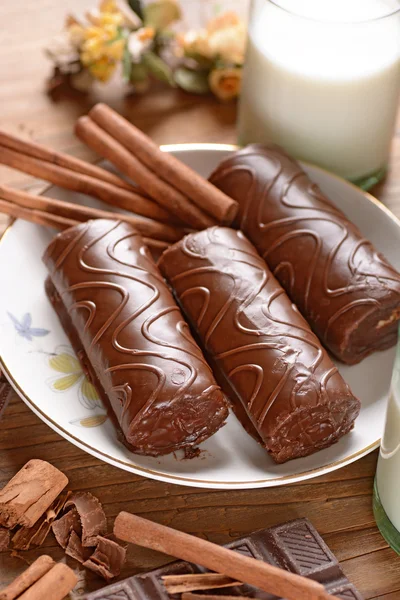 Doces de chocolate no prato — Fotografia de Stock