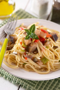 makarna patlıcan ve biber ile