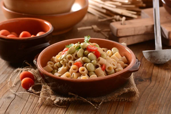 Pasta met bonen en tomaten — Stockfoto