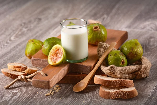Milk, figs and bread — Stock Photo, Image
