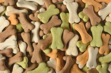 Kemik şeklinde köpek bisküvileri yığını - yakın plan - yatay