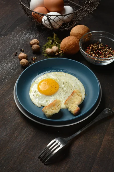 Mit Zutaten Herum Dunkler Holztisch Nahaufnahme — Stockfoto