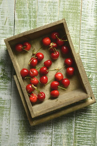 Pilha Cerejas Vermelhas Orgânicas Caixa Madeira Close — Fotografia de Stock