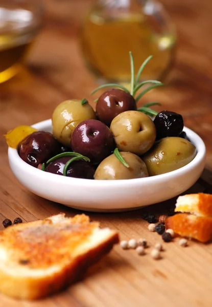 Olives and spices — Stock Photo, Image