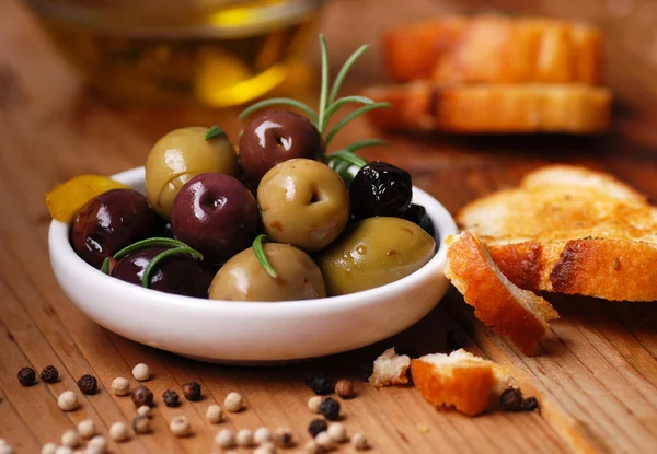 Olives and spices — Stock Photo, Image