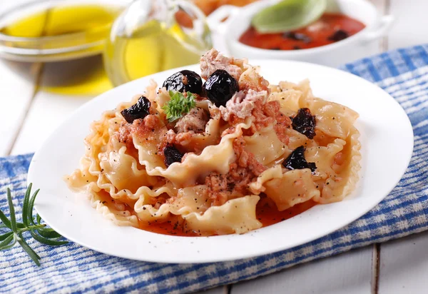 Italian Fusilli pasta with tuna — Stock Photo, Image