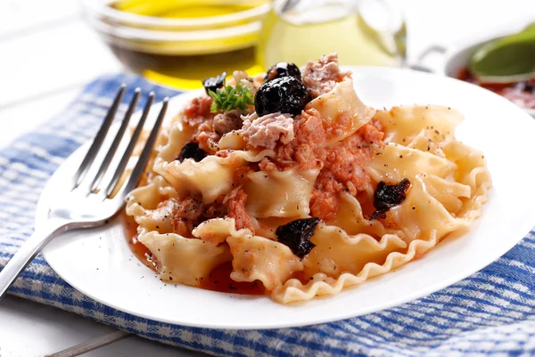 Italienska fusilli pasta med tonfisk — Stockfoto
